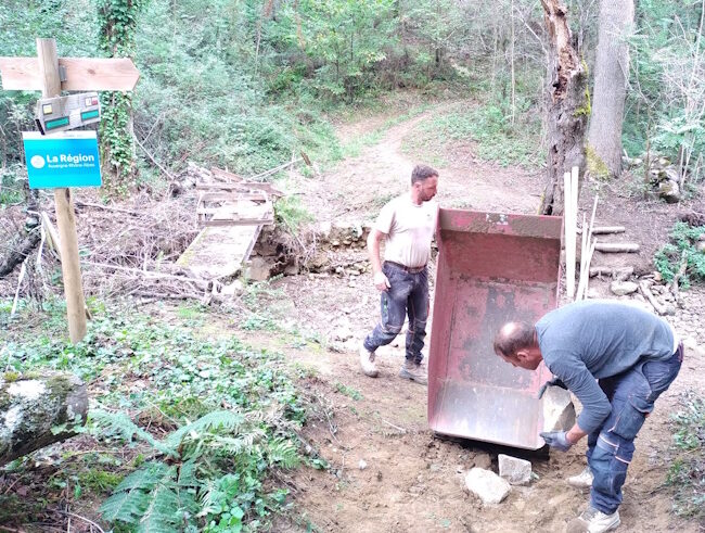 Une passerelle reconstruite sur le GR® 65 – chemin vers Compostelle