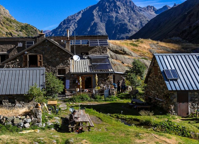 En Oisans, le refuge de la Lavey est en pleine rénovation © FFCAM