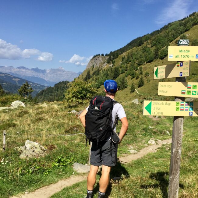Randonneur sur le Tour du Mont-Blanc ©Romain BUTHEAU