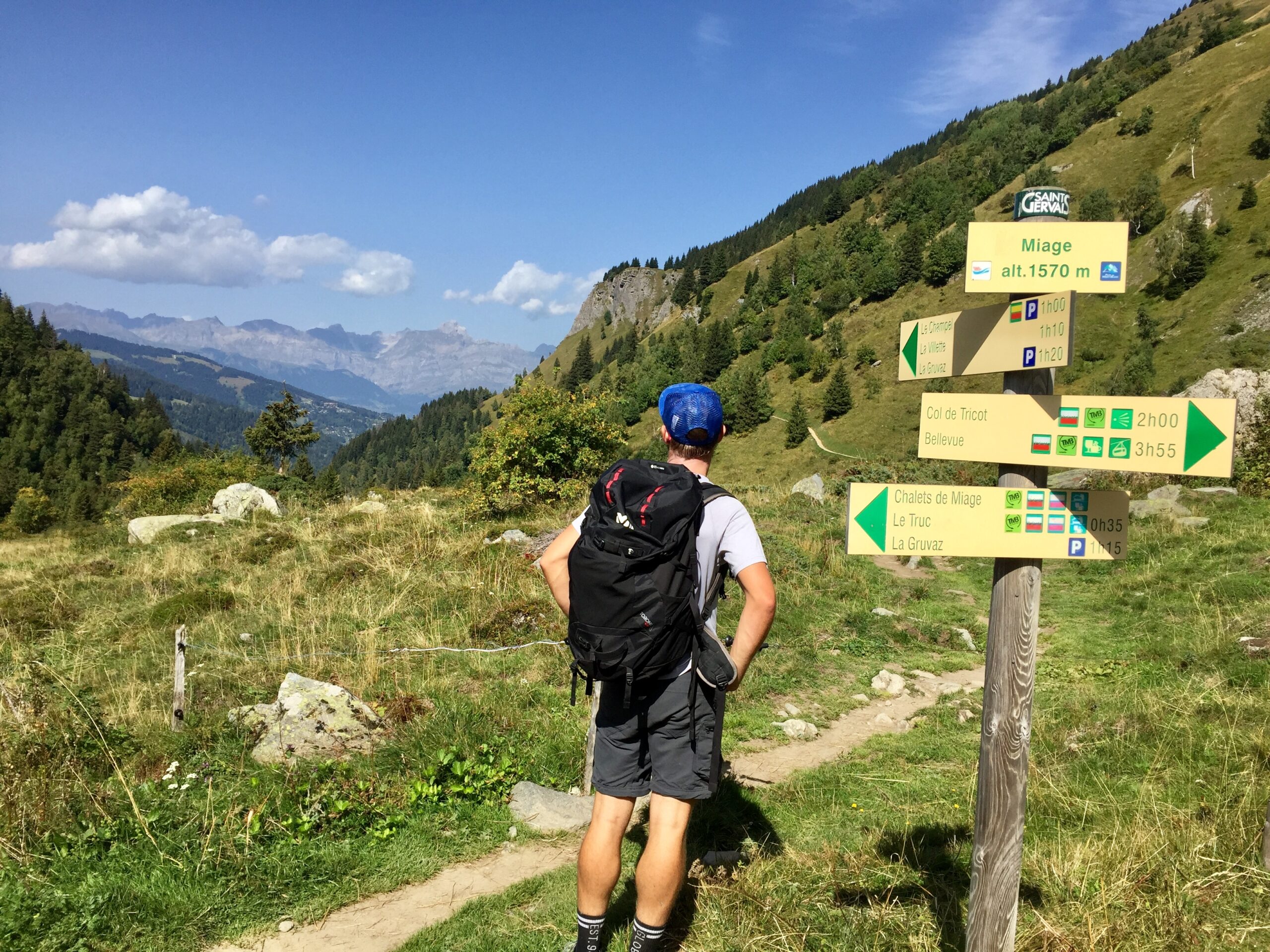 Randonneur sur le Tour du Mont-Blanc ©Romain BUTHEAU