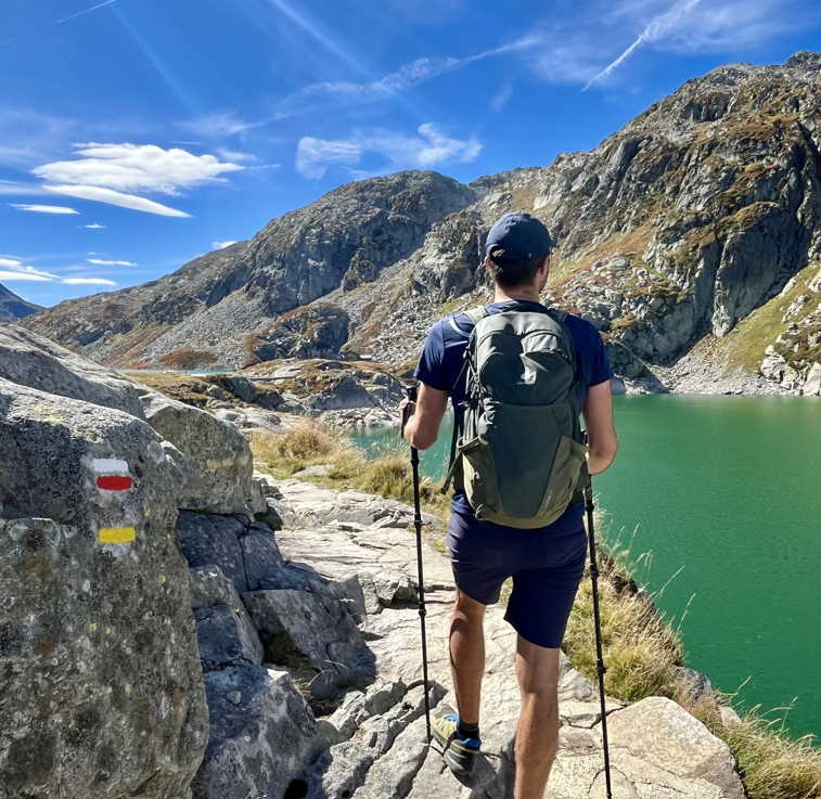 Randonneur sur le GR738, secteur lacs des 7 laux ©Romain BUTHEAU