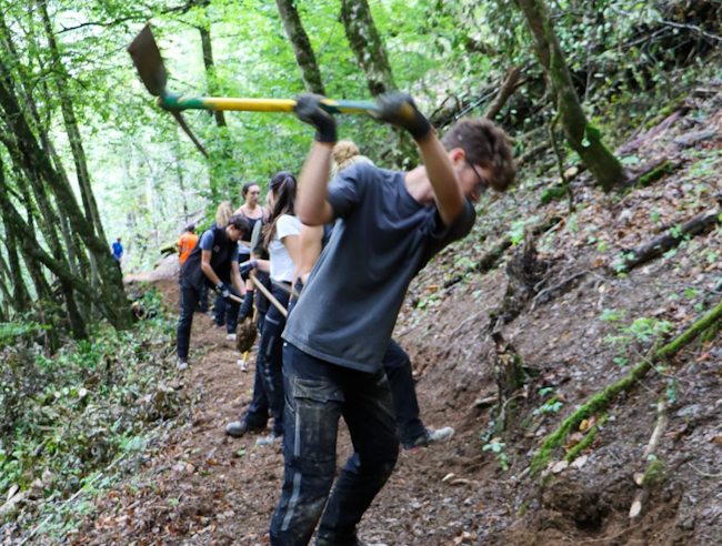 L'entretien des sentiers par les jeunes sur la Communauté de Communes Arlysère
